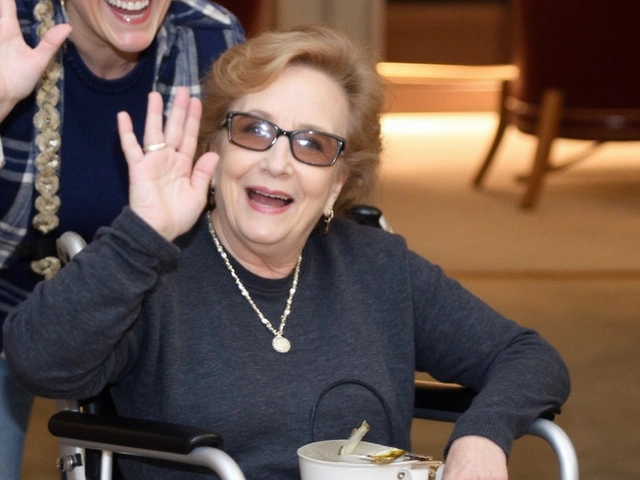 Gloria Menezes, aos 90 anos, faz rara aparição pública em cadeira de rodas e emociona fãs